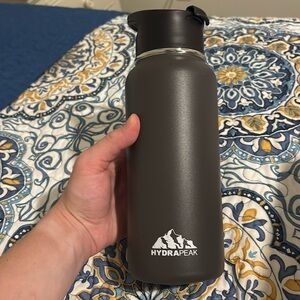 Hydrapeak 32oz insulated water bottle